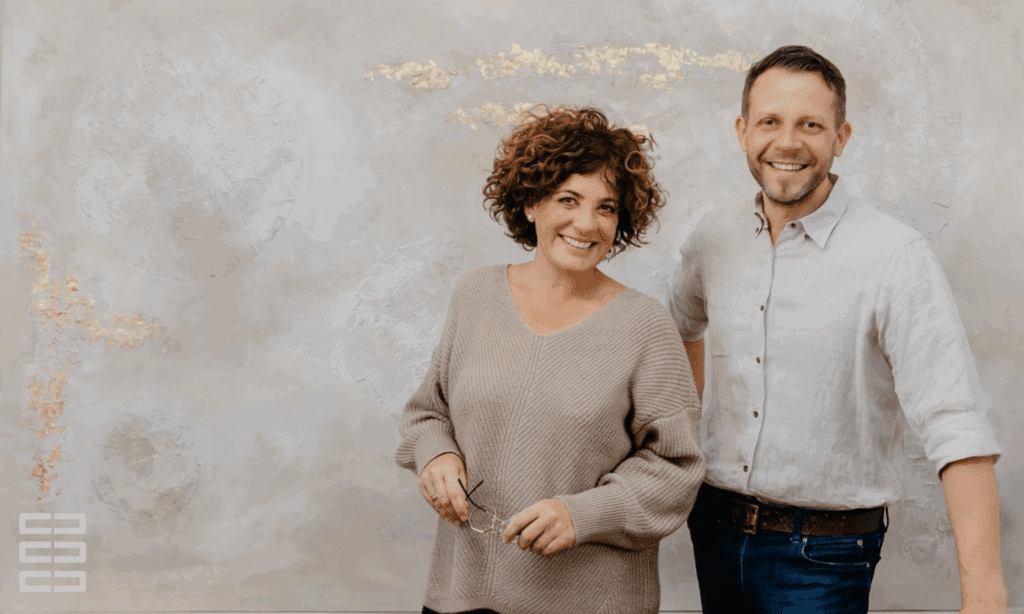Familienmediatoren Sören Peter und Jasmin Hirnich stehen lächelnd in ihren Praxisräumlichkeiten.