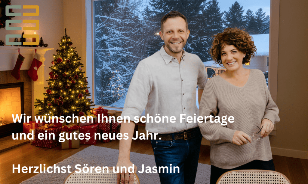 Mediatoren Sören Peter und Jasmin Hirnich stehen zusammen vor zwei Stühlen. Im Hintergrund eine Pflanze und ein Bild. Links befindet sich das Logo.